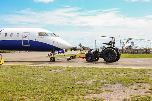 Aircraft towing tractor